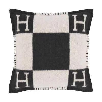 China 2022 new anti-pilling design alphabet H decorative tile covers 100% English letters wool pillow cases for sale