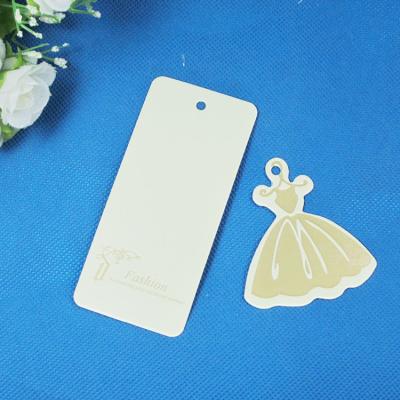 China Recyled Design Art Paper Hang Tag Fashion Single Coated Recycled Clothing Kraft Hang Tag for sale