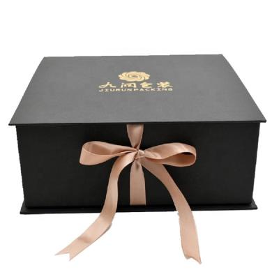 China Recycled Materials Custom Printed Cardboard Luxury Paper Folding Packaging Black White Magnetic Gift Box for sale