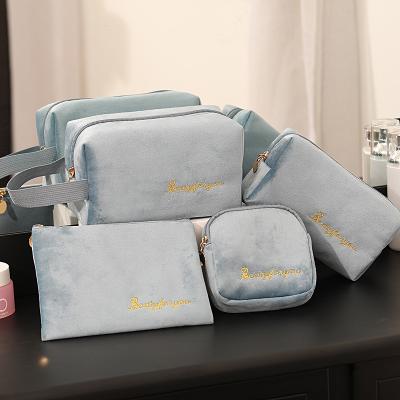 China Professional Custom Suede Velvet Fashion Beauty Makeup Bag Zipper Bag Luxury Travel Professional Cosmetic Pouch Bag With Embroider for sale