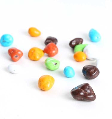 China Natural Wholesale Popular Stone Shaped Delicious Chocolate Candy Chocolate Beans for sale