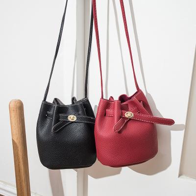 China 2021 High Quality New Litchi Pattern Bucket Fashion Shoulder Japanese Mini Diagonal Leather Messenger Women Bag for sale