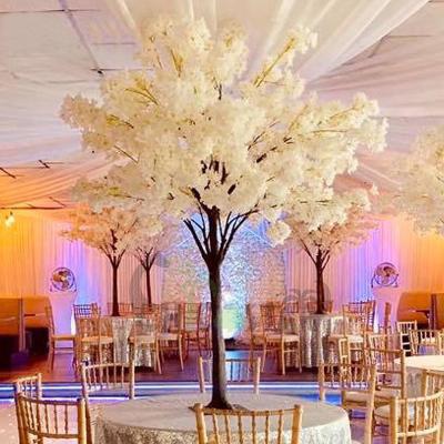 China interior & Silk Artificial Cherry Blossom Tree Yirong Wedding Decoration Table Centerpiece Ornament Outdoor Tree for Hotel Indoor Home for sale