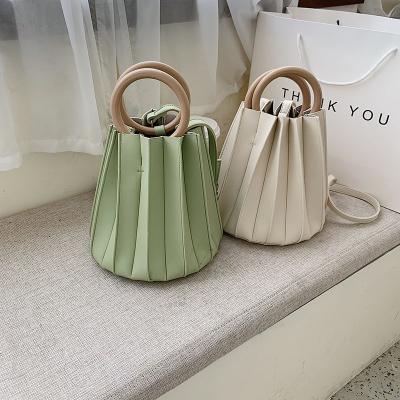 China 2021 Fashion Korean Simple Pleated PU Bucket Casual Soft Handbag For Women for sale