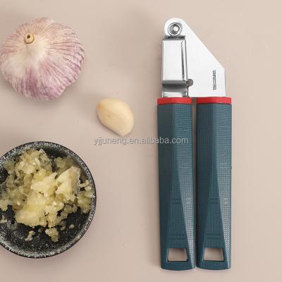 China Sustainable Kitchen Instruments Manual Garlic Press Stainless Steel Garlic Crusher With Plastic Handle for sale