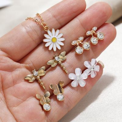 China FASHIONABLE 2021 Hot Sale Zinc Alloy Gold Plated Cute Daisy Chrysanthemum Necklace Necklace And Earrings Set for sale