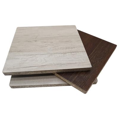 China Traditional wholesale melamine particle board with size 1220*2440mm 18mm 25mm chipboard for office desk zu verkaufen