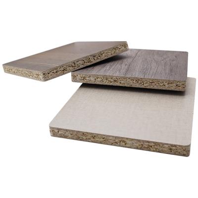 China 12mm 16mm high quality moisture proof melamine particle board for furniture zu verkaufen