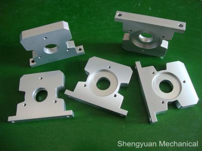 China AL6061-T6 claros anodizan el CNC que muele el software de resolución de nombres trabajado a máquina del metal del soporte de las piezas en venta