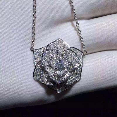 Chine Pendentif de rose Piaget avec chaîne en or 18 carats, collier de diamant Piaget pour femme à vendre