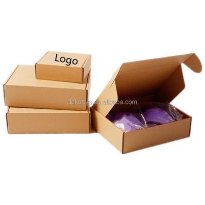 China Embalaje de papel ondulado Kraft plegable negro personalizado Envío de regalos Envíos de correo Cajas con logotipo en venta