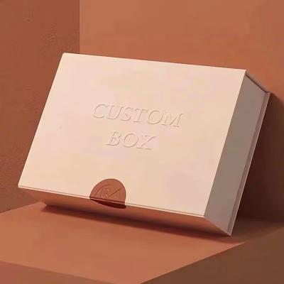 China Customized Rigiding Folding Corrugated Express Clothing Mailer Box for Shoes Clothing for sale