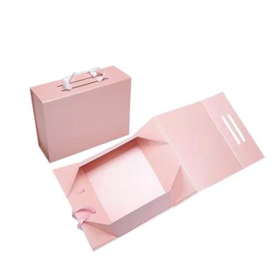 Chine Boîte à cadeaux en carton pliable magnétique de couleur personnalisée pour sac à main à poignée de ruban à vendre