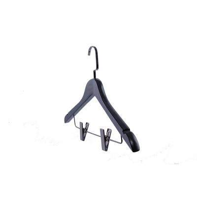 China Latest Wooden Bar Products A Grade Lotus Wood, Flat Metal Hook Hangers Uses Closets, Indoors, Fashion Stores, Hotels for sale