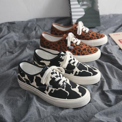 China Hard-Wearing Cheap Low MOQ Women Vulcanized Flat Shoes High Quality Women Sneakers Unisex Leopard Print Custom Casual Skateboarding Shoes for sale