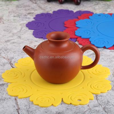 China Flower Shape Sustainable Heat Resistant Custom Place Mat , BPA Free Silicone Tripod Table Mat for sale