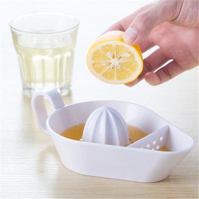 China New Fashion Simple Creative Viable Mini Manual Fruit Juicer Cup Apple Lemon Juicer Baby Orange Vegetable Juice for sale