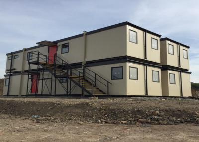 China Modulair Vlak Pak Gewijzigd Containerhuis met Ladders Twee de Verdiepingsbouw met Vensters Te koop