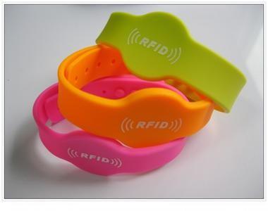 China TOPAZ512 chip silicone wristbands / NFC large-capacity chip silicone wristbands for sale