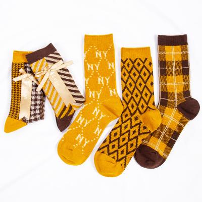 China QUICK DRY all seasons classic double needle way women thongs high quality retro design medium cotton crew socks for sale