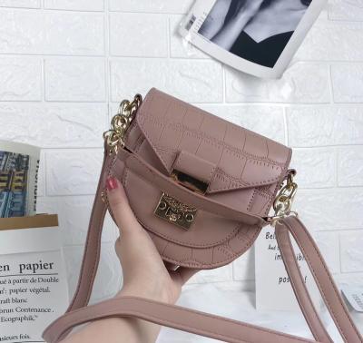 China PU Wholesale Soft Durable Cross-body Student Fashion Kids Satchel Chain Decoration Purse Kids Girl Saddle Bag for sale