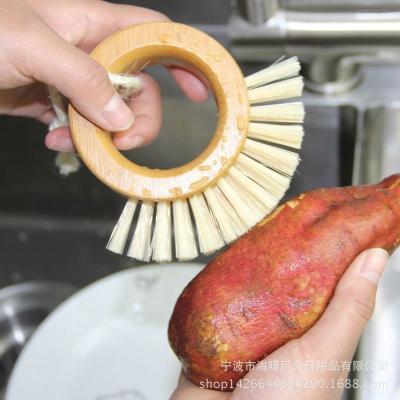 China Viable Kitchen Utensils Beech Wood Dishwasher Ring Handle Fruit Wash Vegetable Brush for sale