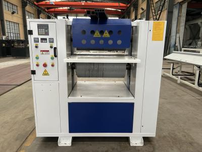 China Máquina de fabricação/máquina de reboque de laminados de portas de pavimentação de madeira e plástico à venda