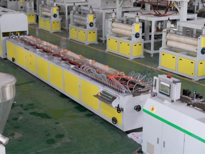 China Siemens Motor Power Línea de producción de extrusión de perfiles de plástico de PVC totalmente automática para una producción de primer nivel en venta