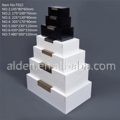 China Perfume Set Hot Selling Wooden Box Set Empty Lacquer Finish Wooden Gift Packing Box for sale