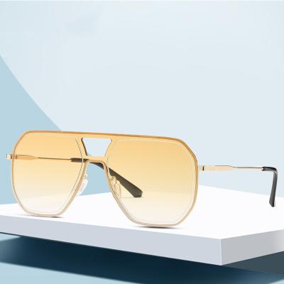 China Oversized Designer Sunglasses Famous Brands 2021 Women's Gold Sunglasses New Vintage Trendy Fashion Sun Glasses Sunglasses for sale