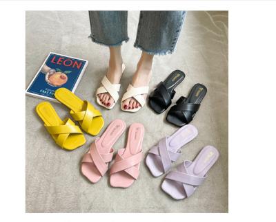 China Cushioning Shoes For Women 2021 Sandals Summer Slippers Fashion To Place-toe Women's Shoes Outer Wear Sandals And Slippers Yellow Square Root for sale