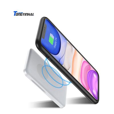 China QI Fast Portable Wireless Charger New Arrival Support Charging Power Bank 4000mAh Magnetic Fast Charging Wireless Banks for sale