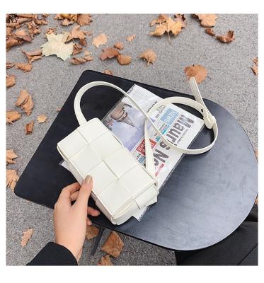 China Fashion 2021 spring and summer bag weave cross-body handbags maxi chain bags fashion and luxury hot sale products for sale