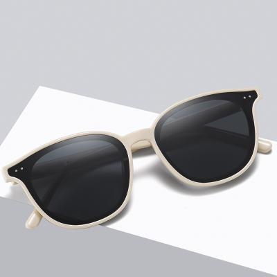 China Simple PC Women Fashion Classic Sun Glasses Design Simple Sunglasses for sale