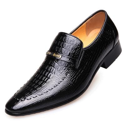 China 2021 New Crocodile Pattern Waterproof Men's Leather Shoes Large Size Low Top Casual Shoes Embossed Leather Shoes for sale