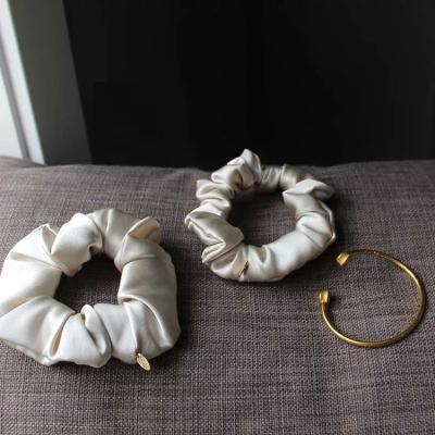 China 100 Silk Scrunchies Durable And Running Colors 19mm Multi Luxury No Style MOQ 5 Silk Srunchies YXSC for sale