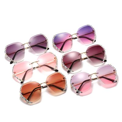 China Fashion Sunglasses 2021 2022 Colorful Fashion Crystal Sun Glasses Rimless Diamonds Shiny Sunglasses with Pearls and Jewels for sale