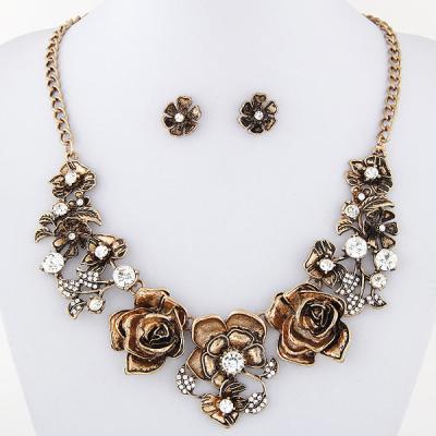 China Fashion And Durable Factory Wholesale Necklace Alloy Material High End Necklace With Rhinestones for sale