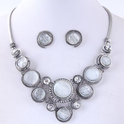 China Popular Hot Selling Retro Necklace Earrings Set High Luxury Retro Ladies Jewelry Set for sale