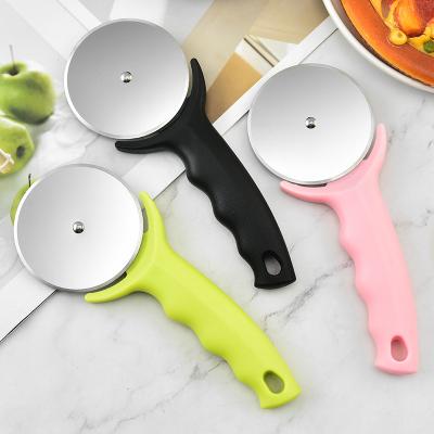 China Viable Wholesale Plastic Kitchen Tools Manual Pizza Cutter Wheel Stainless Steel Handle Pizza Cutter Tools for sale