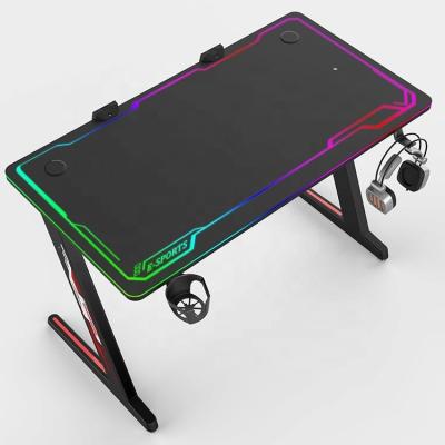 China Mesa de computador de mobiliário comercial com sistema de iluminação RGB e design ajustável à venda