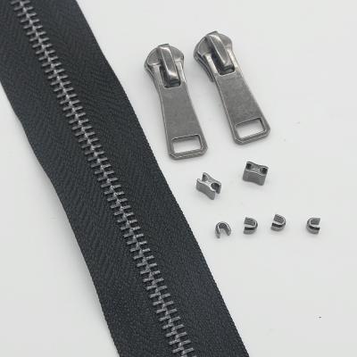 China Sustainable Metal Teeth Metal Zipper Roll Long Chain Zipper for sale