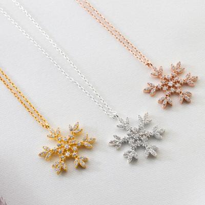 China Eico Cute Hot Sale 18k Gold Plated Zircon Xmas Snow Necklace Charms Luxury Christmas Gift For Girl Jewelry for sale