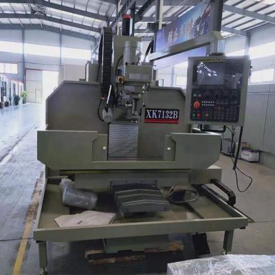 中国 Economical vertical cnc turret milling machine XK7132B with high speed universal cnc milling machine 販売のため