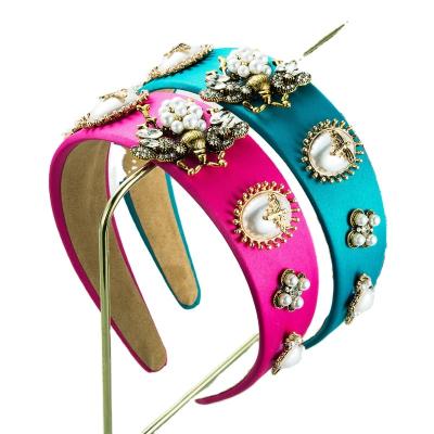 China 2022 Luxury Baroque Designer Wide-Brimmed Retro Golden Alloy Pearl Hair Band Honey Hair Hoop Rhinestones Headband Hair Accessory for sale