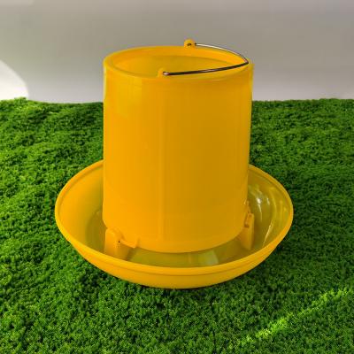 China Round Red / Yellow Poultry Feed Bucket Modern 11L Storage Solution for sale