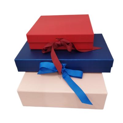 China Recyclable Custom Logo Luxury Cardboard Magnetic Folding Gift Box With Ribbon Closure for sale