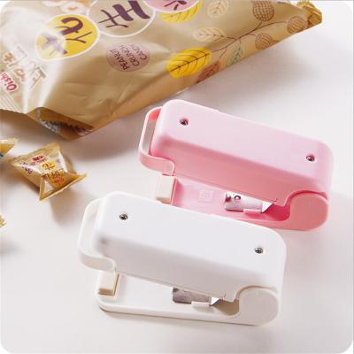 China Mini Household Kitchen Accessories Tools Hand Held Portable Heat Sealer For Home Plastic Pouches Snack Bag Sealer for sale