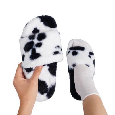 China Wholesale European And American Style Fashion Black And White Spotted Pattern Plush Flat Bottom Women'S Slippers for sale