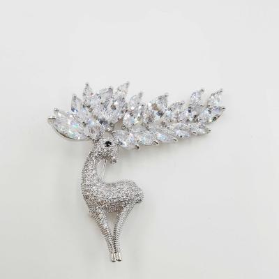 China Deer Pin Brooch Pin Handmade Cubic Zircon Sika of Hotsale Brass Christmas Beautiful Animal Woman Brooch Pin for sale